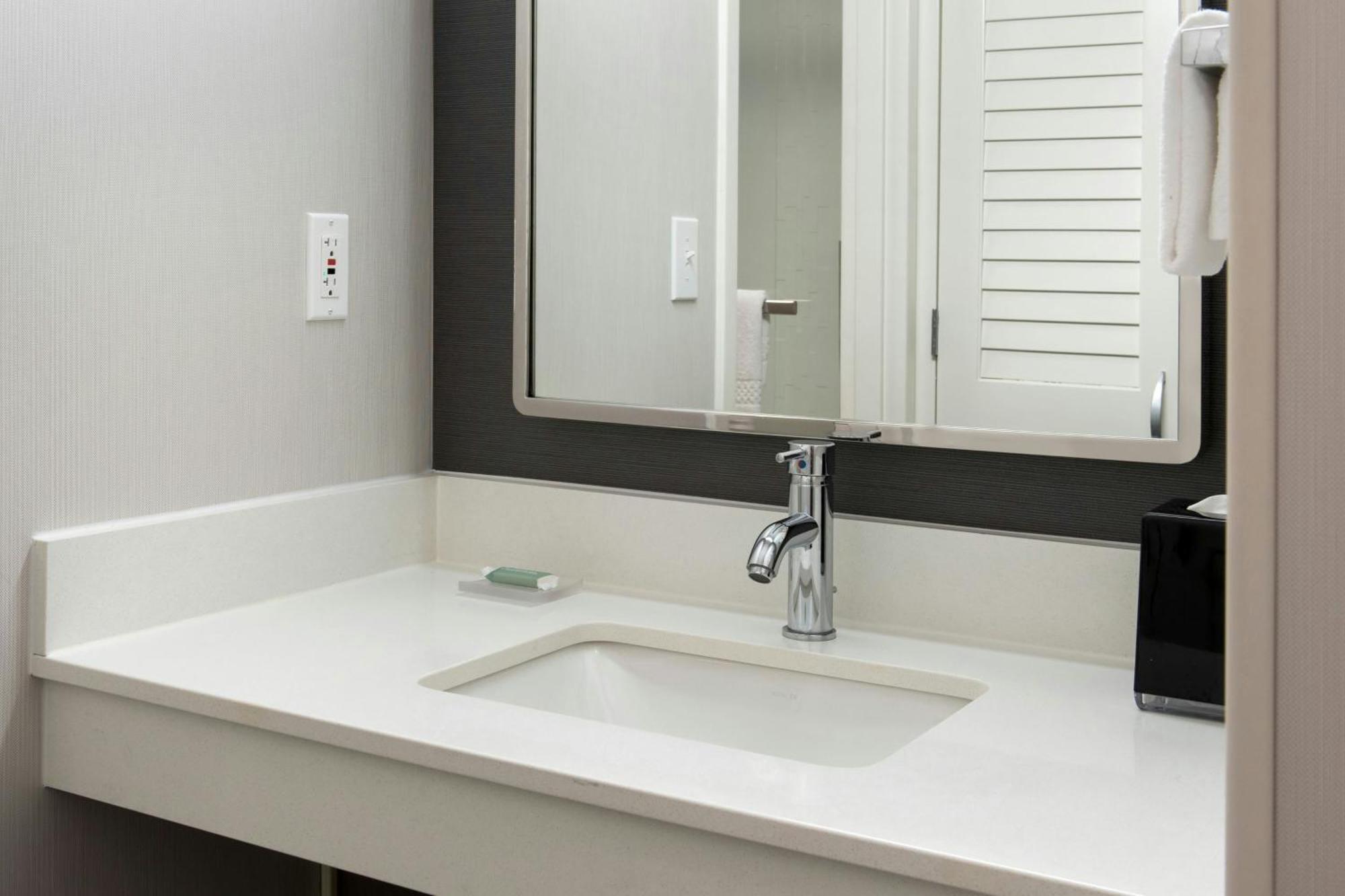 Courtyard By Marriott Silver Spring North/White Oak Buitenkant foto
