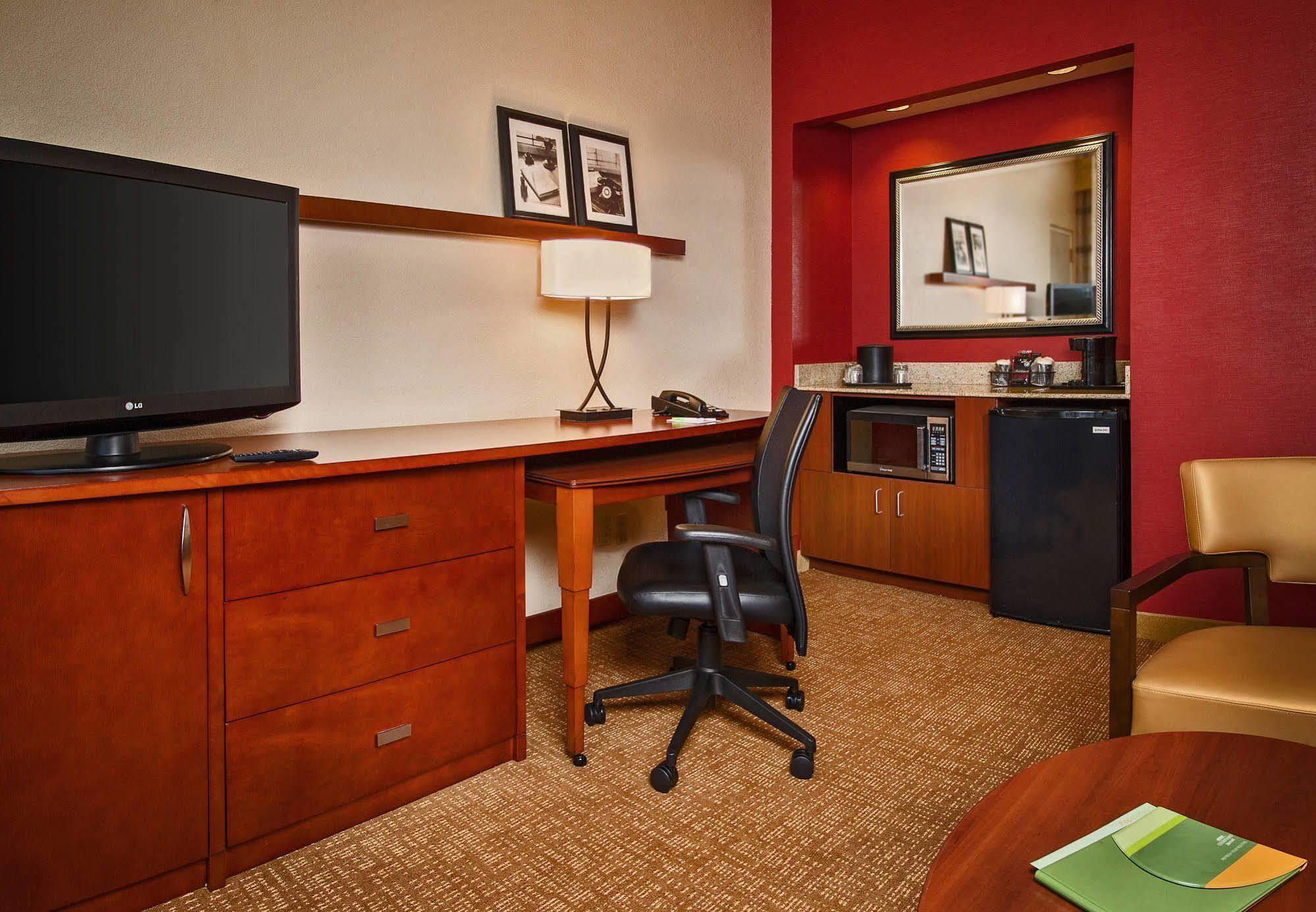 Courtyard By Marriott Silver Spring North/White Oak Buitenkant foto